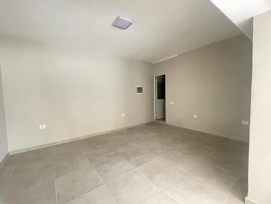 Vlore, shitet dyqan Kati 1, 110 m² 230.000 € (Isa Boletini)