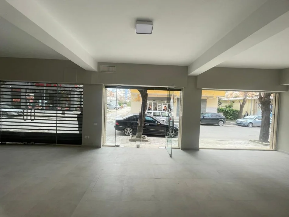 Vlore, shitet dyqan Kati 1, 110 m² 230.000 € (Isa Boletini)
