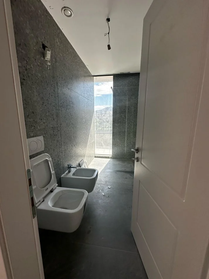 Tirane, jap me qera zyre Kati 6, 190 m² 2.500 € (Rruga Kristo Luarasi)