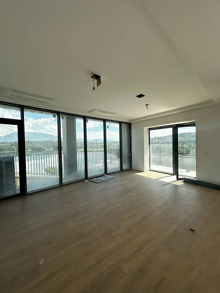 Tirane, jap me qera zyre Kati 6, 190 m² 2.500 € (Rruga Kristo Luarasi)