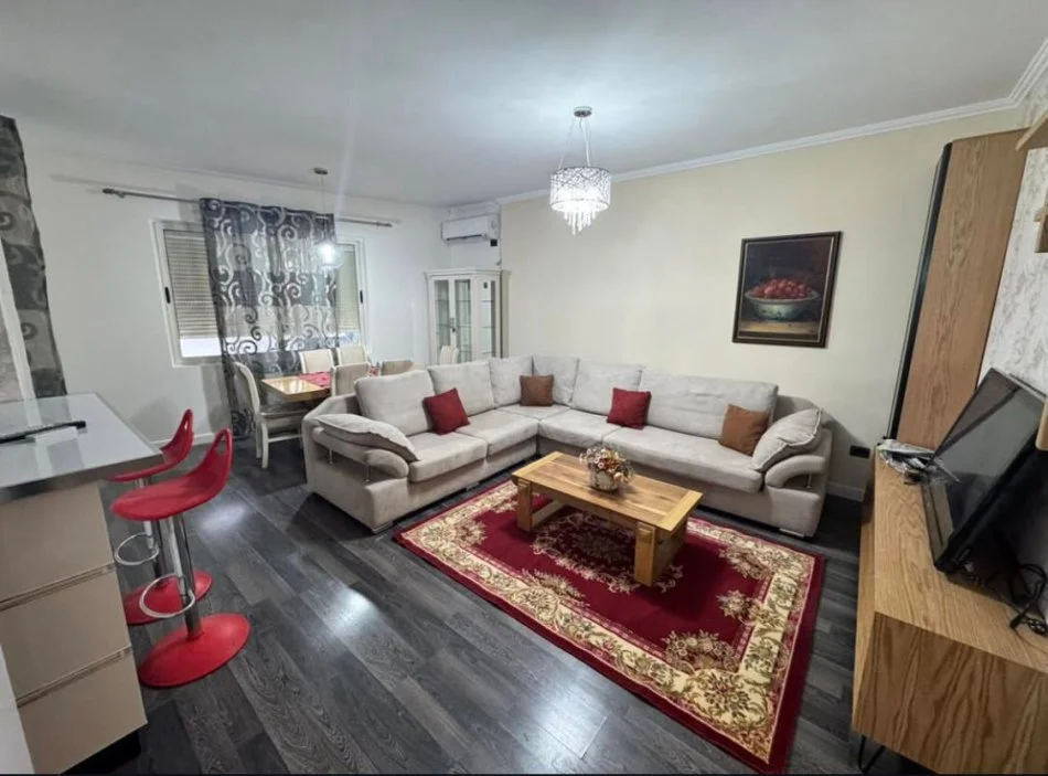 Tirane, jepet me qera apartament 3+1 , 450 € (fresk)