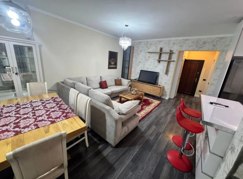 Tirane, jepet me qera apartament 3+1 , 450 € (fresk)