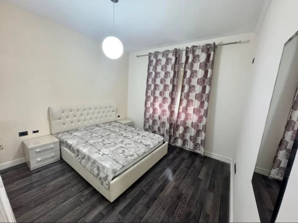 Tirane, jepet me qera apartament 3+1 , 450 € (fresk)