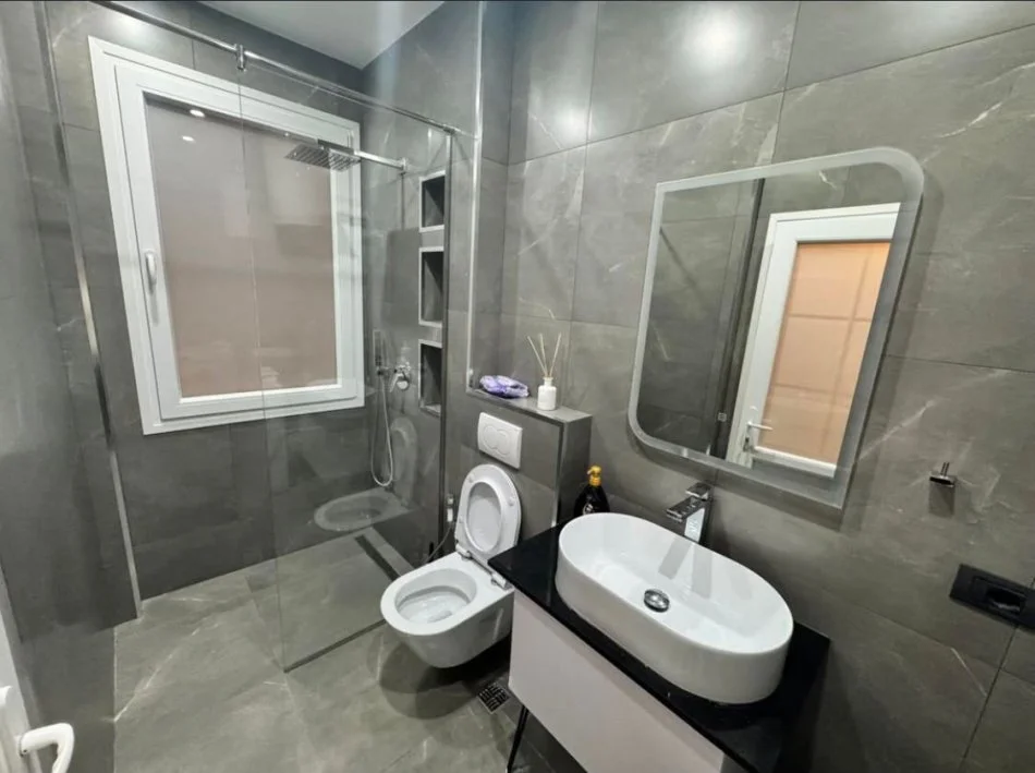 Tirane, jepet me qera apartament 3+1 , 450 € (fresk)