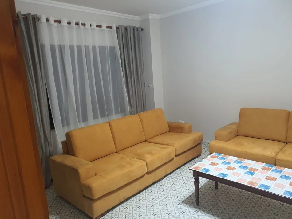 Tirane, jepet me qera apartament 2+1+Ballkon Kati 4, 110 m² 550 € (Rr. e Elbasanit)