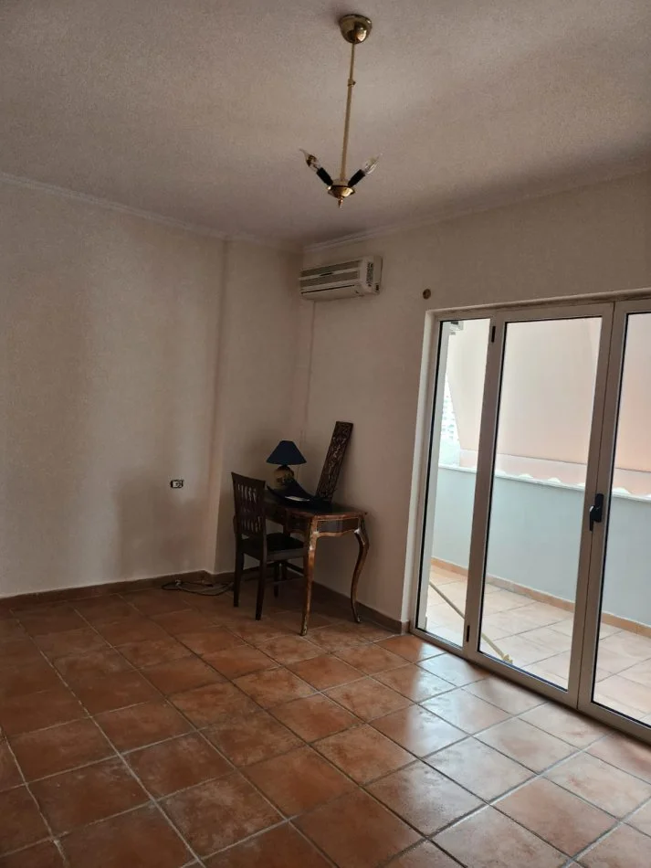 Tirane, jap me qera apartament 3+1 Kati 11, 245 m² 1.500 € (Pjeter bogdani)