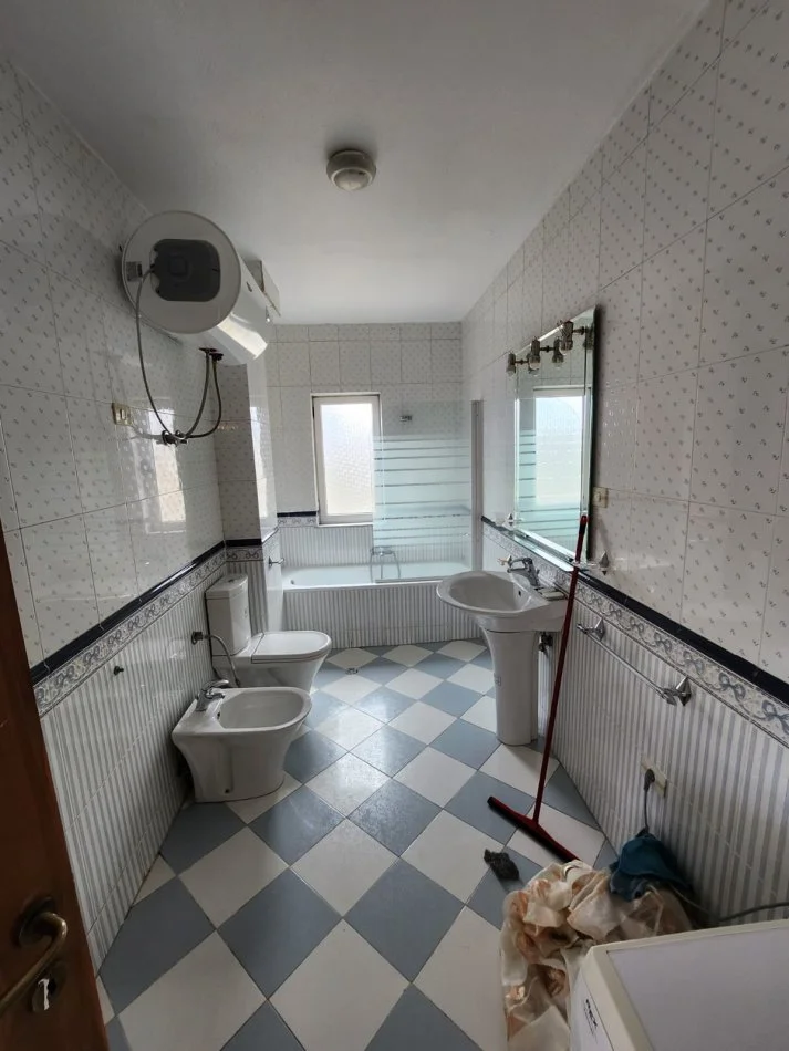 Tirane, jap me qera apartament 3+1 Kati 11, 245 m² 1.500 € (Pjeter bogdani)