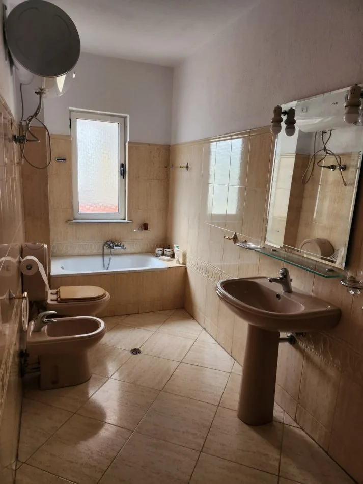 Tirane, jap me qera apartament 3+1 Kati 11, 245 m² 1.500 € (Pjeter bogdani)