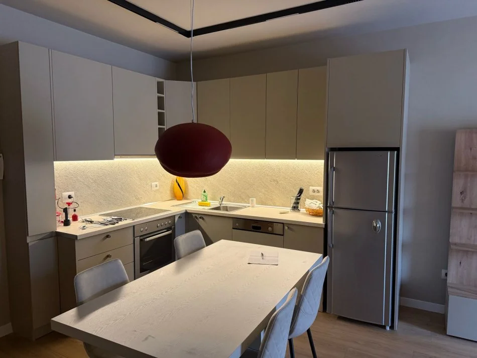 Tirane, jepet me qera apartament 1+1 , 800 € (9 KATSHET)