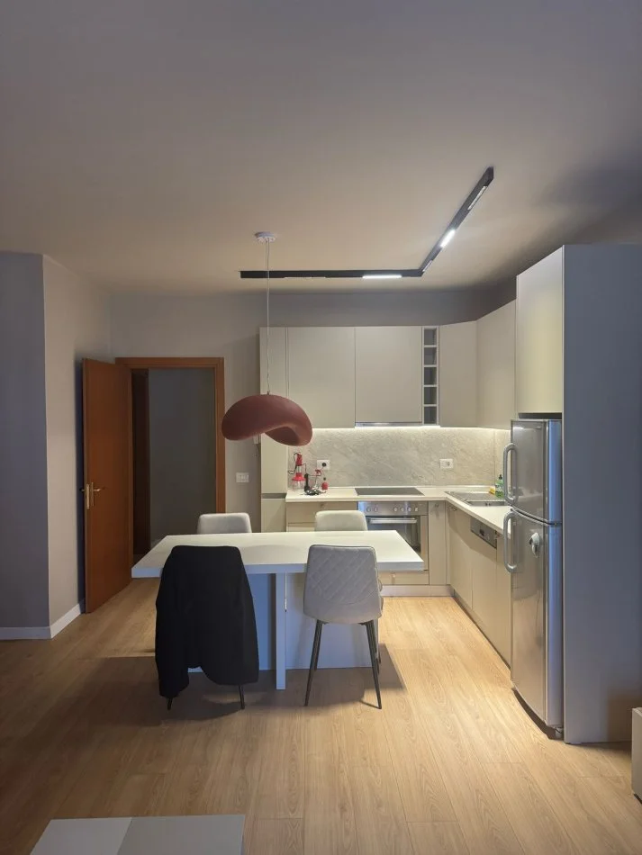 Tirane, jepet me qera apartament 1+1 , 800 € (9 KATSHET)