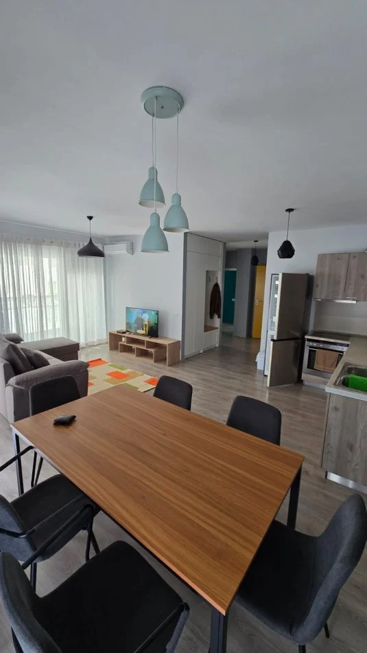 Tirane, jepet me qera apartament 2+1 , 700 € (kopleksi magalem)