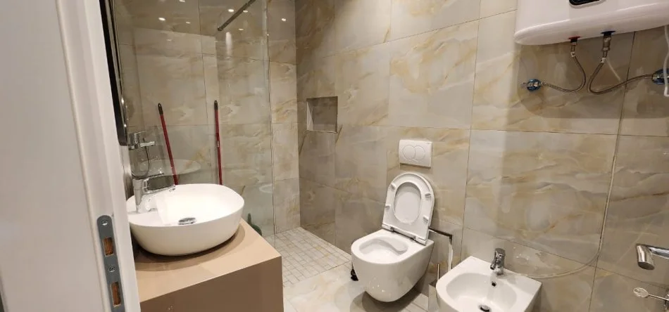 Tirane, jepet me qera ambjent biznesi Kati 6, 99 m² 1.400 € (LAKE VIEW)