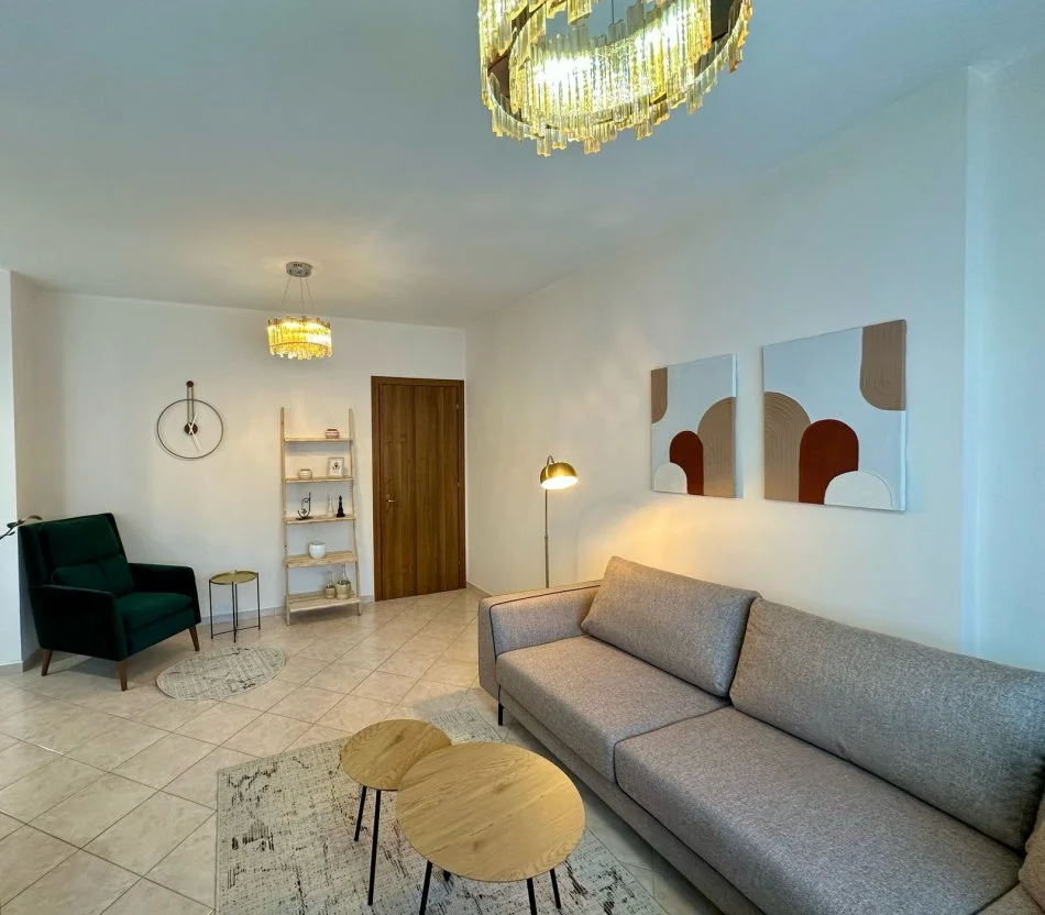 Tirane, jepet me qera apartament 2+1+Ballkon Kati 4, 100 m² 750 € (komuna parisit)