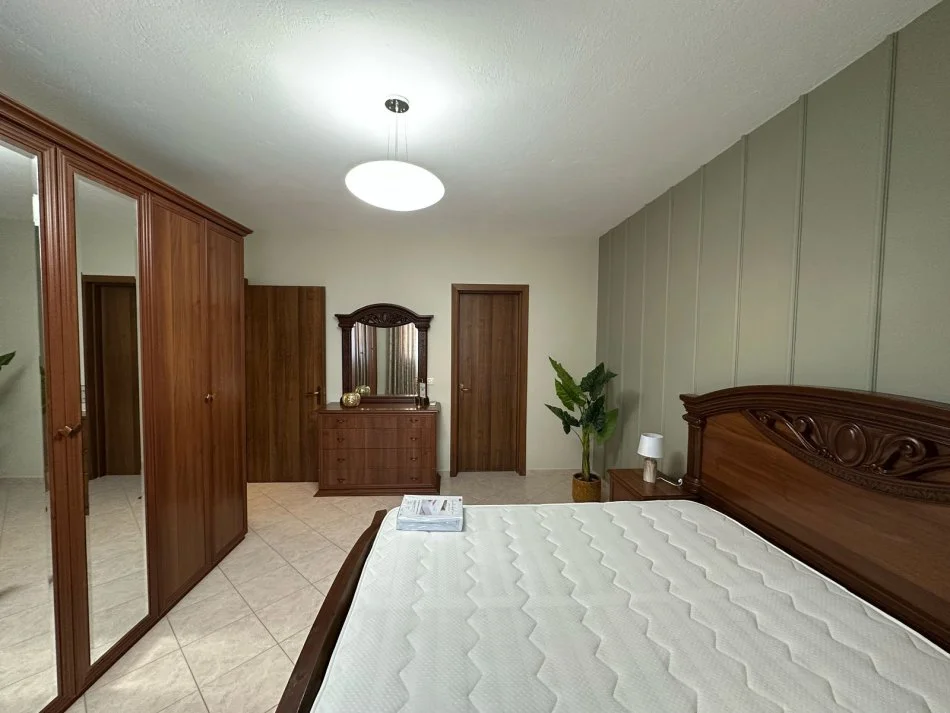 Tirane, jepet me qera apartament 2+1+Ballkon Kati 4, 100 m² 750 € (komuna parisit)