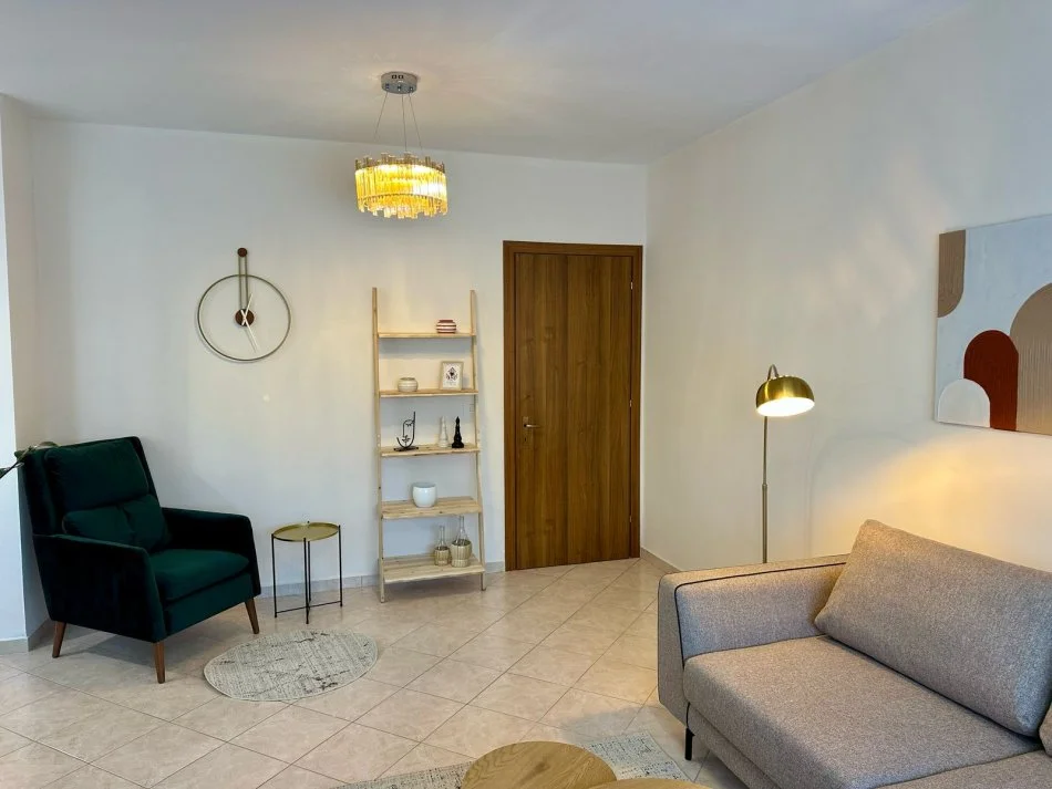 Tirane, jepet me qera apartament 2+1+Ballkon Kati 4, 100 m² 750 € (komuna parisit)
