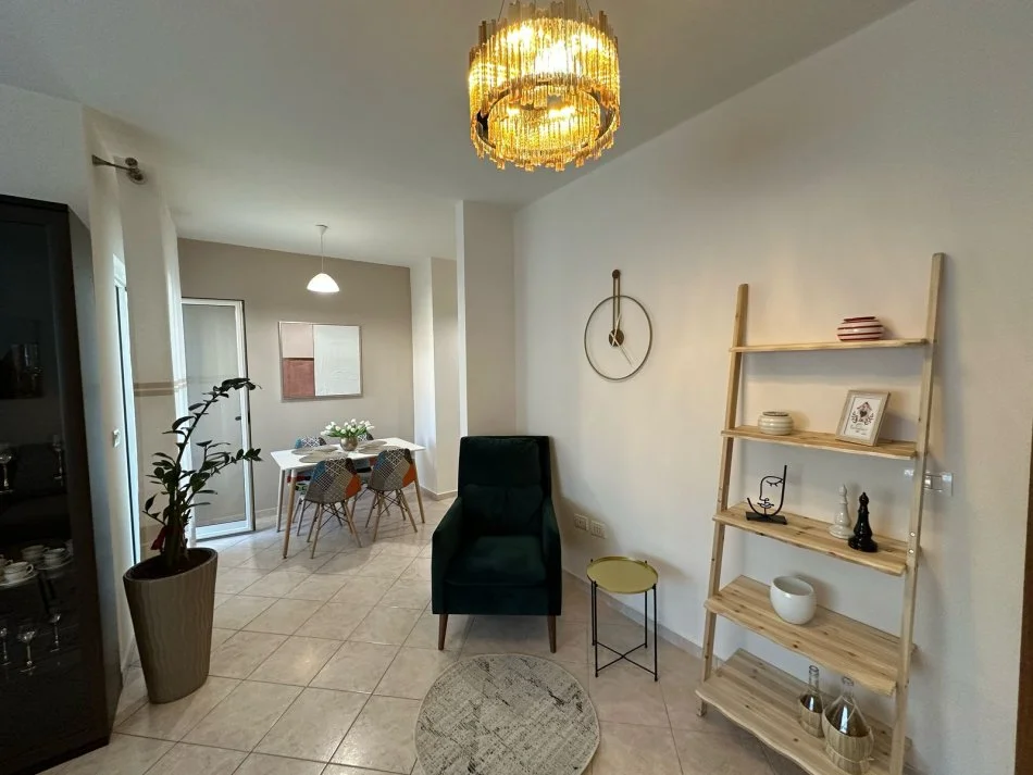 Tirane, jepet me qera apartament 2+1+Ballkon Kati 4, 100 m² 750 € (komuna parisit)