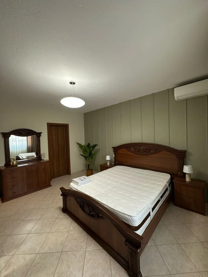 Tirane, jepet me qera apartament 2+1+Ballkon Kati 4, 100 m² 750 € (komuna parisit)