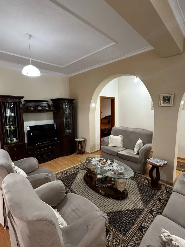 Tirane, jepet me qera apartament 2+1+Aneks+Ballkon Kati 2, 100 m² 480 € (astir)