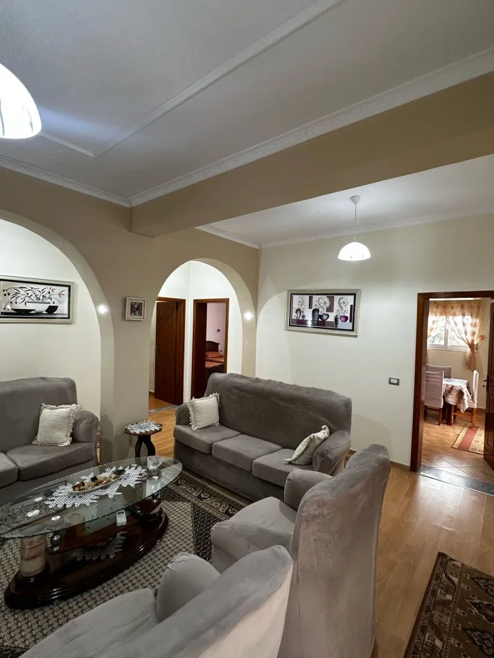 Tirane, jepet me qera apartament 2+1+Aneks+Ballkon Kati 2, 100 m² 480 € (astir)