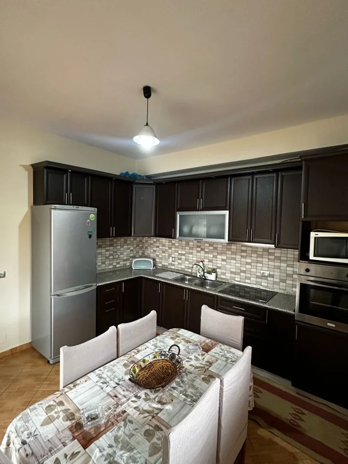 Tirane, jepet me qera apartament 2+1+Aneks+Ballkon Kati 2, 100 m² 480 € (astir)