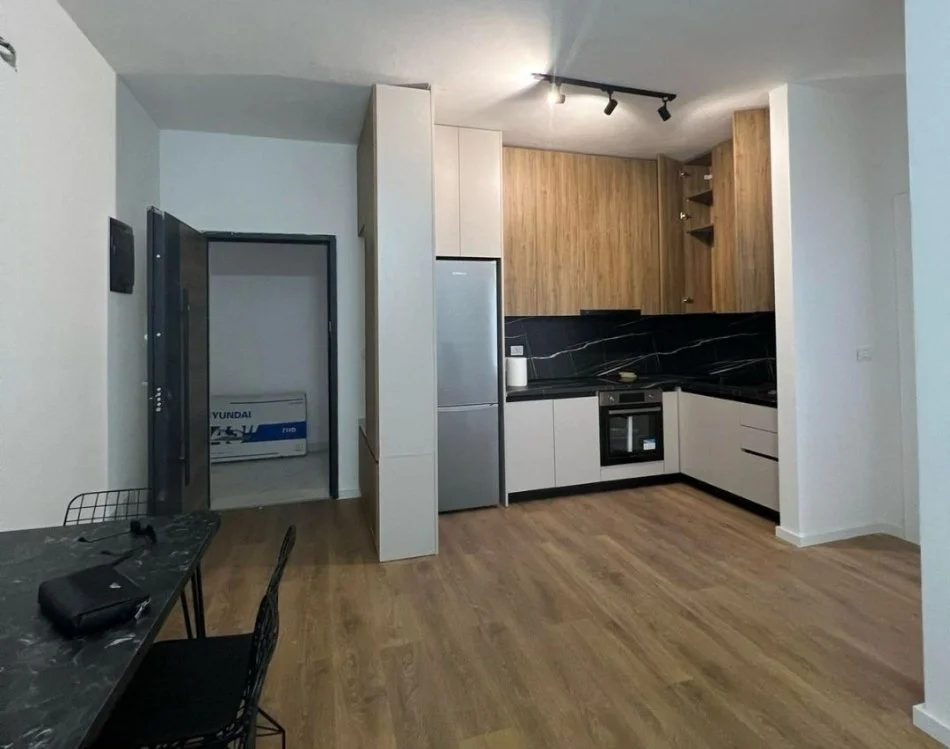 Tirane, jepet me qera apartament 1+1 Kati 4, 72 m² 500 € (porcelani)