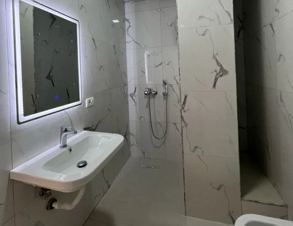 Tirane, jepet me qera apartament 1+1 Kati 4, 72 m² 500 € (porcelani)