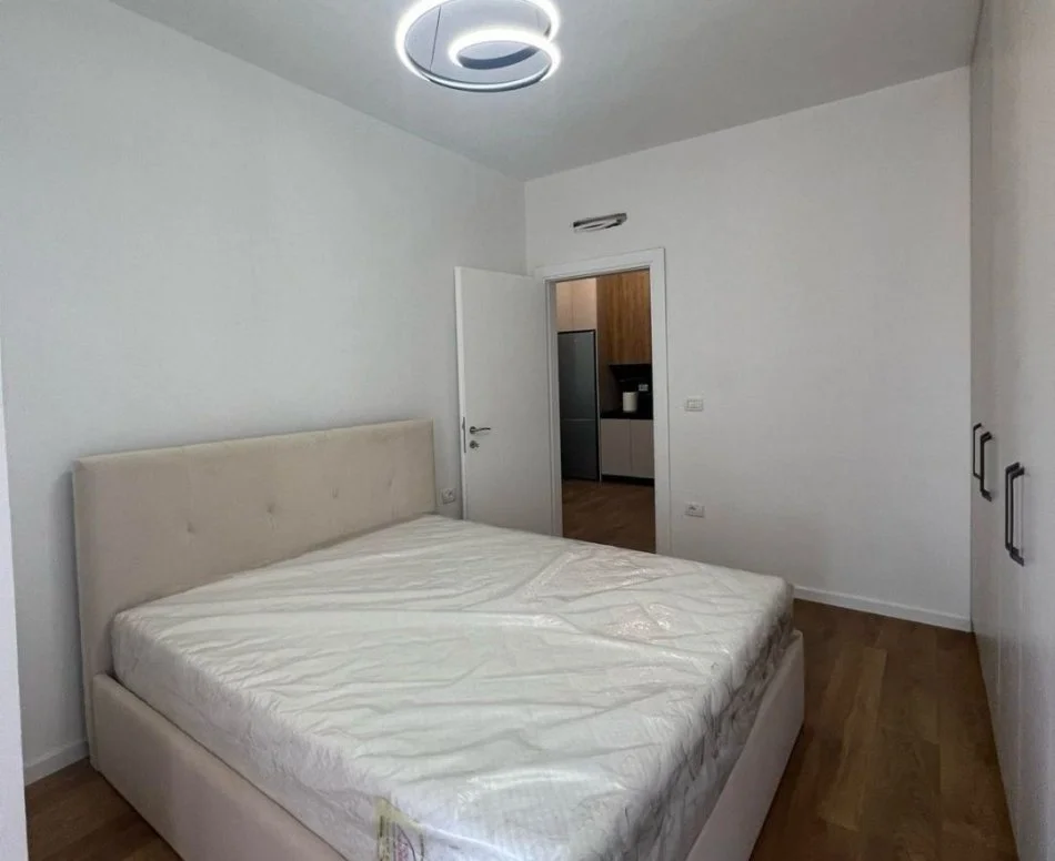 Tirane, jepet me qera apartament 1+1 Kati 4, 72 m² 500 € (porcelani)