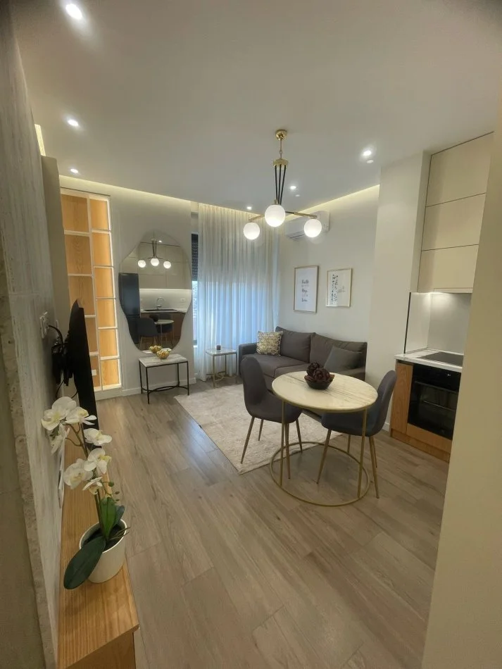 Tirane, jepet me qera apartament 1+1+Ballkon Kati 8, 50 m² (Stacioni i Trenit, Rruga Karl Gega)