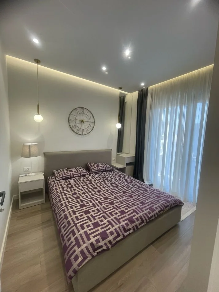 Tirane, jepet me qera apartament 1+1+Ballkon Kati 8, 50 m² (Stacioni i Trenit, Rruga Karl Gega)