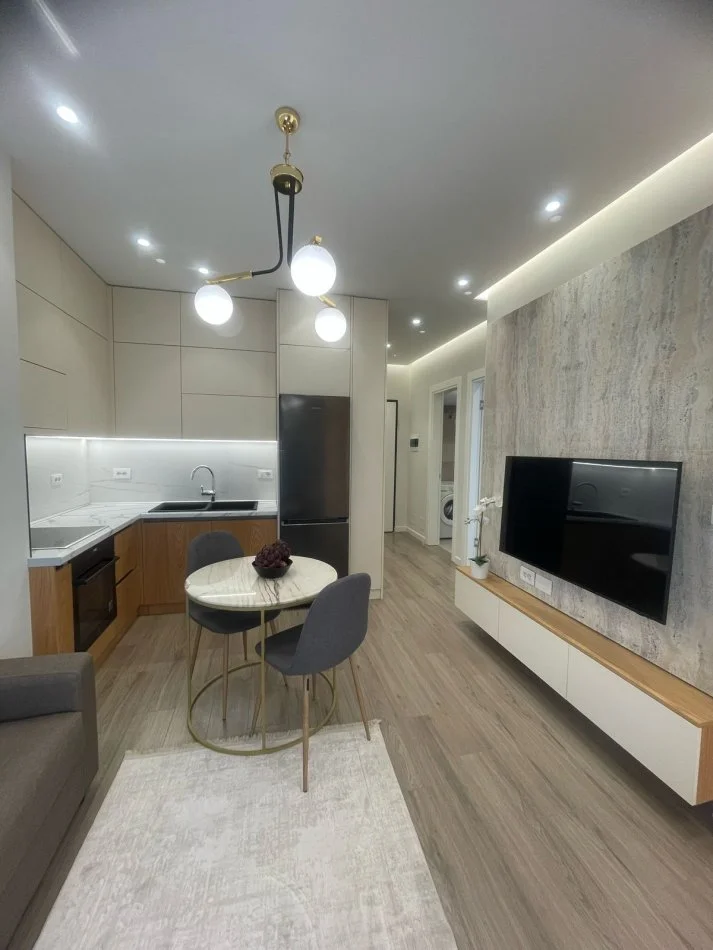 Tirane, jepet me qera apartament 1+1+Ballkon Kati 8, 50 m² (Stacioni i Trenit, Rruga Karl Gega)