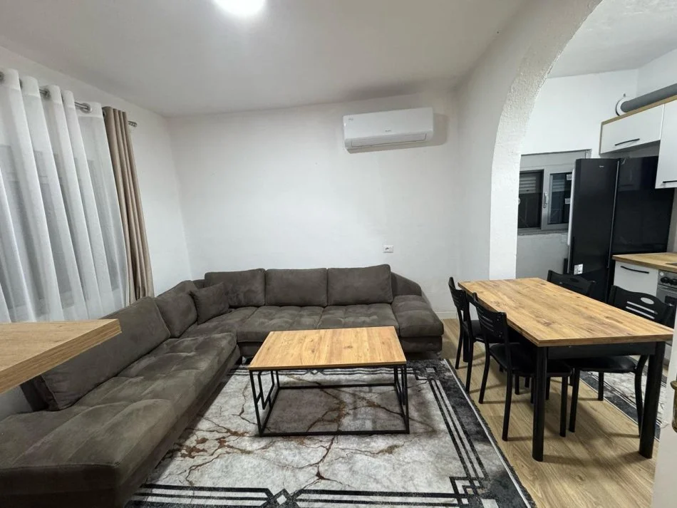 Tirane, jepet me qera shtepi 1+1 Kati 1, 60 m² 350 € 