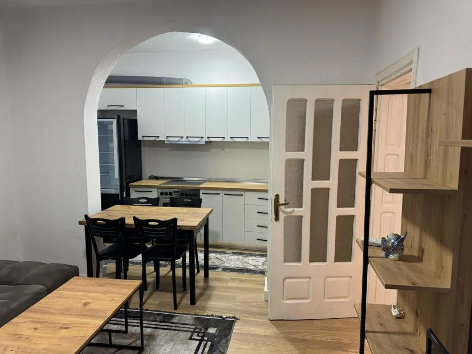 Tirane, jepet me qera shtepi 1+1 Kati 1, 60 m² 350 € 