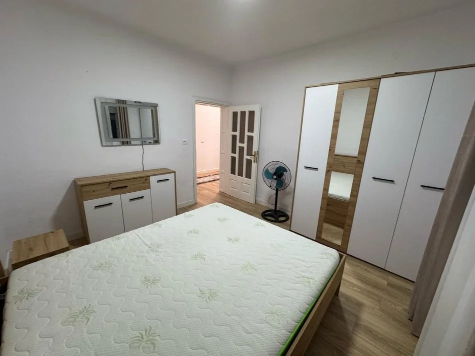 Tirane, jepet me qera shtepi 1+1 Kati 1, 60 m² 350 € 