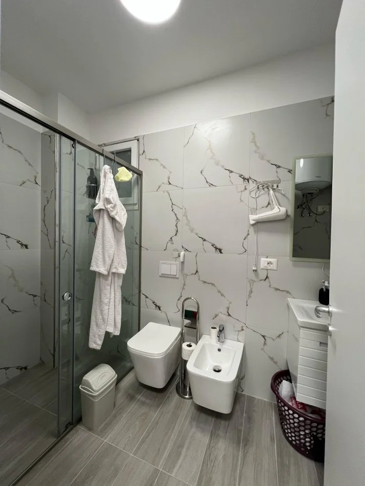 Tirane, jepet me qera apartament 2+1 Kati 2, 103 m² 730 € 