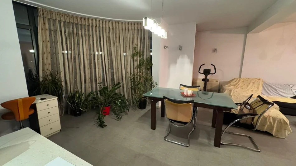 Tirane, jepet me qera apartament 3+1+Ballkon , 150 m² (rruga rreshit petrela)