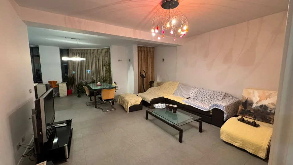 Tirane, jepet me qera apartament 3+1+Ballkon , 150 m² (rruga rreshit petrela)