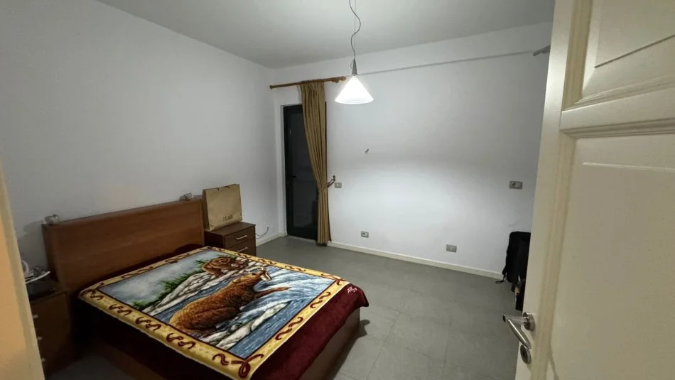 Tirane, jepet me qera apartament 3+1+Ballkon , 150 m² (rruga rreshit petrela)