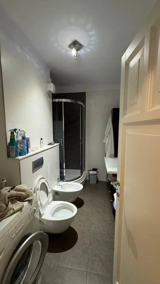 Tirane, jepet me qera apartament 3+1+Ballkon , 150 m² (rruga rreshit petrela)