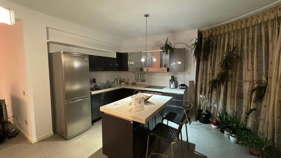 Tirane, jepet me qera apartament 3+1+Ballkon , 150 m² (rruga rreshit petrela)