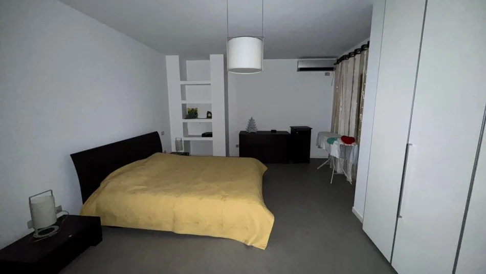 Tirane, jepet me qera apartament 3+1+Ballkon , 150 m² (rruga rreshit petrela)