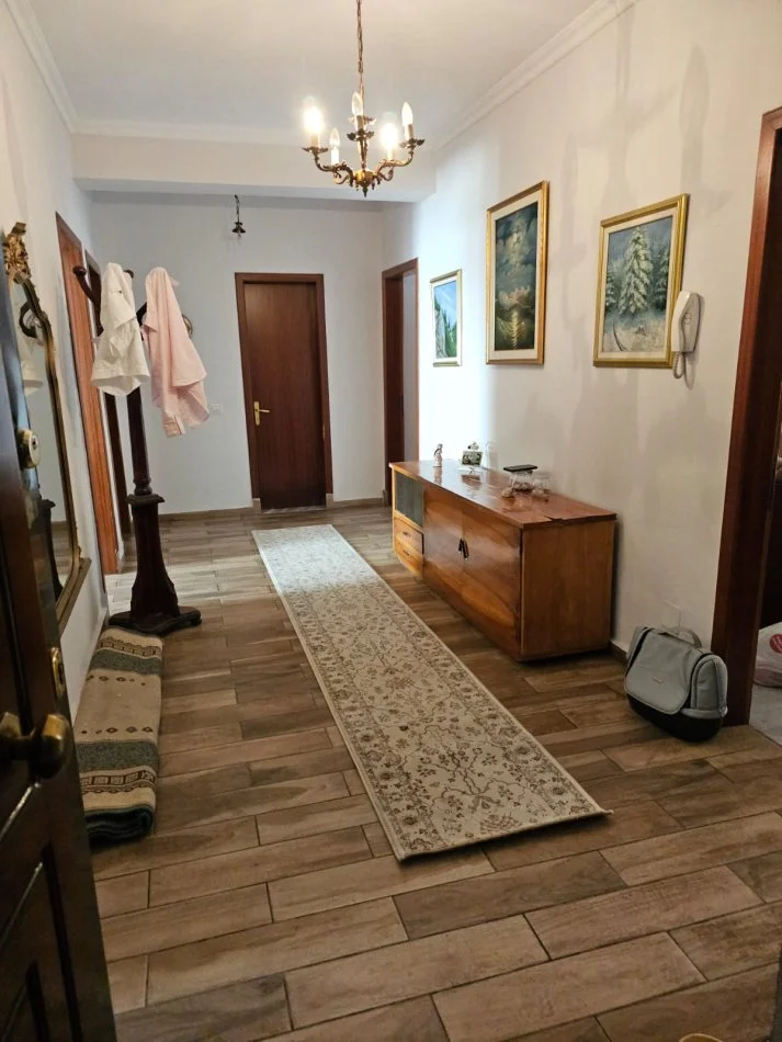 Tirane, jepet me qera apartament 3+1+Ballkon , 144 m² 750 € (rruga fortuzi)