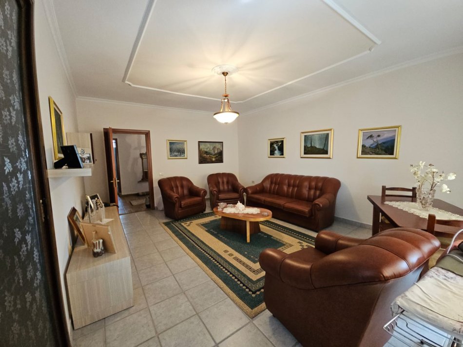Tirane, jepet me qera apartament 3+1+Ballkon , 144 m² 750 € (rruga fortuzi)