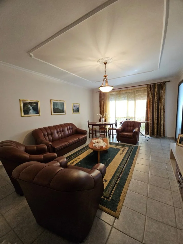 Tirane, jepet me qera apartament 3+1+Ballkon , 144 m² 750 € (rruga fortuzi)