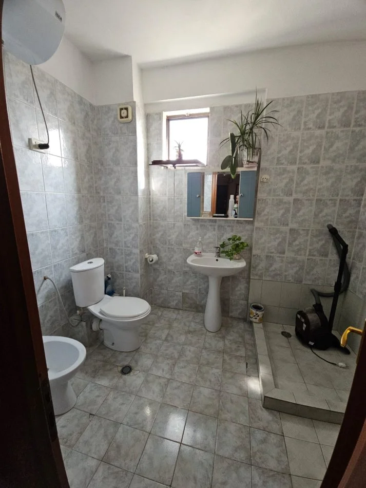 Tirane, jepet me qera apartament 3+1+Ballkon , 144 m² 750 € (rruga fortuzi)