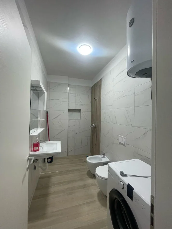 Tirane, jepet me qera apartament 1+1+Ballkon Kati 9, 73 m² (Trio Towers Residence, Don Bosko)