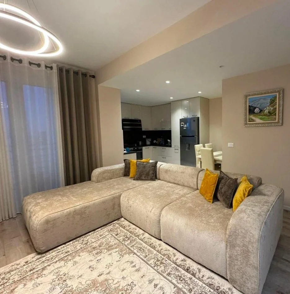 Tirane, jepet me qera apartament 2+1+Ballkon Kati 3, 104 m² 900 € (ISH PARKU AUTOBUSAVE)