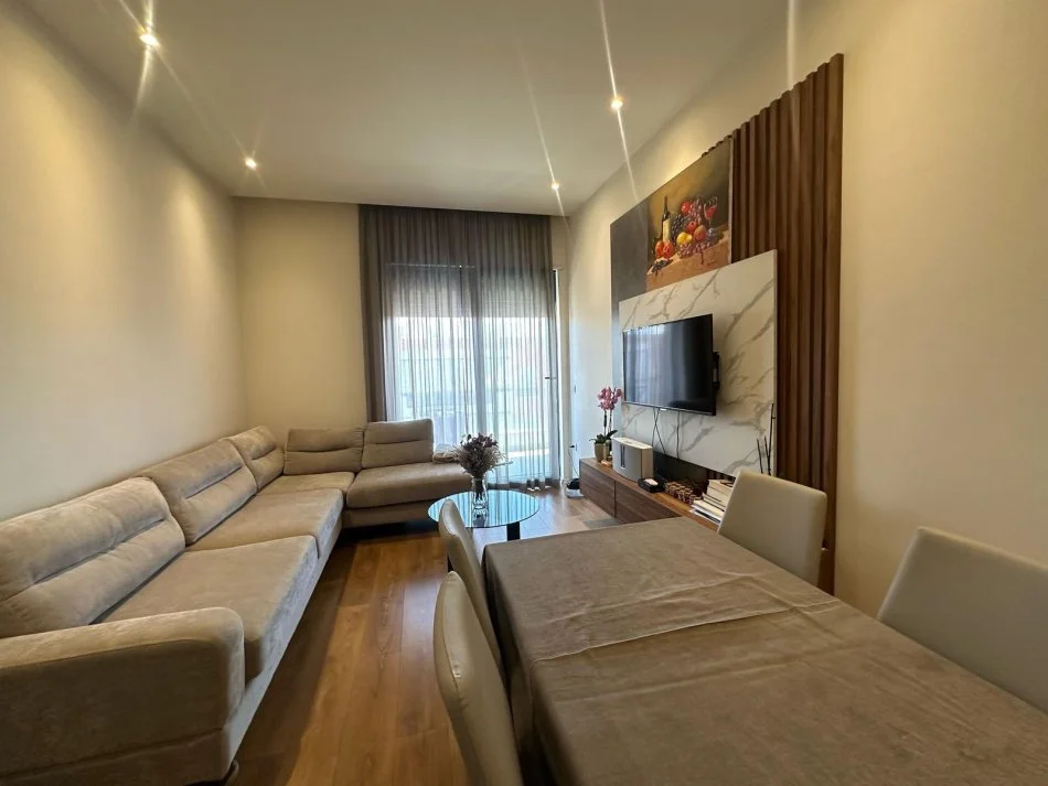 Tirane, jepet me qera apartament 1+1+Ballkon Kati 3, 75 m² 750 € (KOMPLEKSI DELIJORGJI)