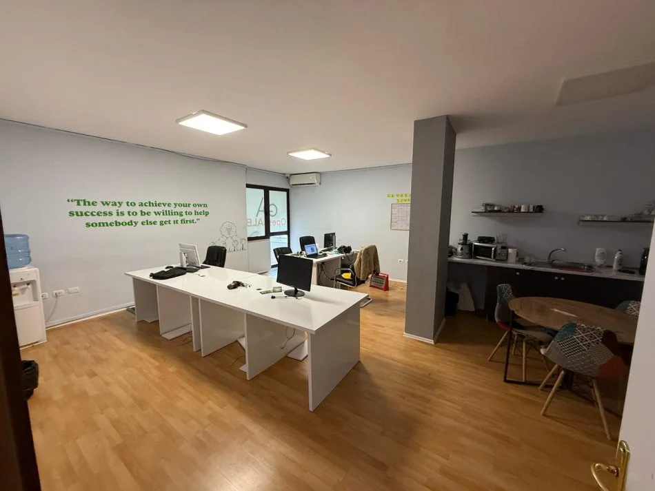 Tirane, jepet me qera zyre , 135 m² 1.000 € (ish blloku)