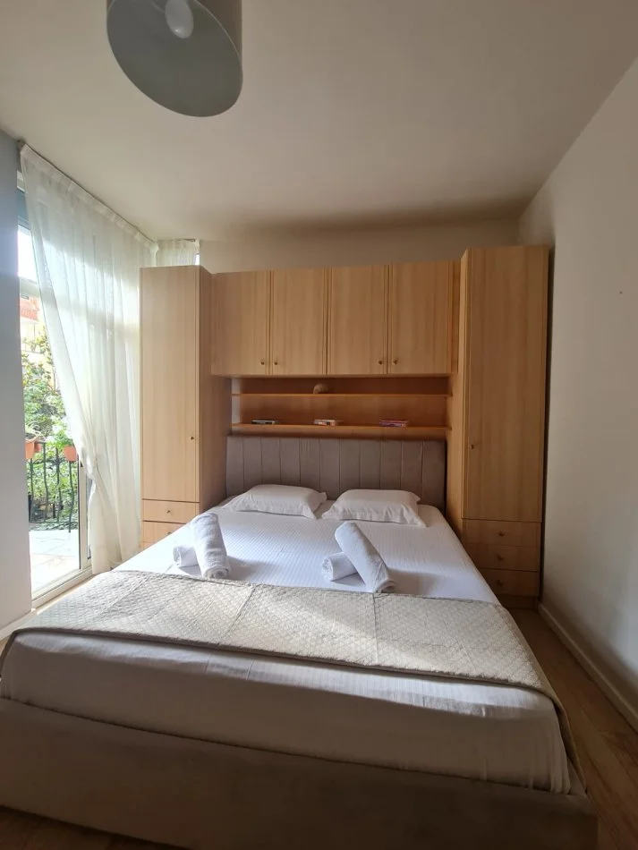 Tirane, jepet me qera apartament 1+1+Ballkon Kati 2, 67 m² 600 € (Bllok)