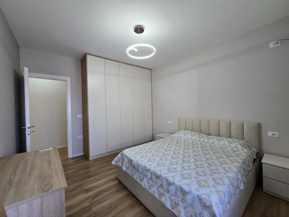 Tirane, jepet me qera apartament 2+1 , 90 m² 800 € (Rruga e kavajes)